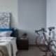 Спальня имеет маленький комод на открытой лоджии. Дизайн и ремонт квартиры в ЖК «Альбатрос» — Литературный минимализм. Фото 017