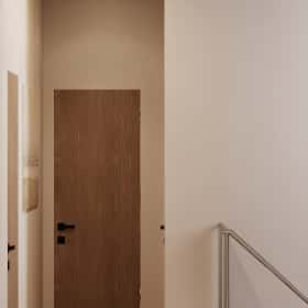 Очарование природы. Дизайн и ремонт загородного дома 116м2 в КП Британика в современном стиле. 2 этаж Лестница и холл, фото 02