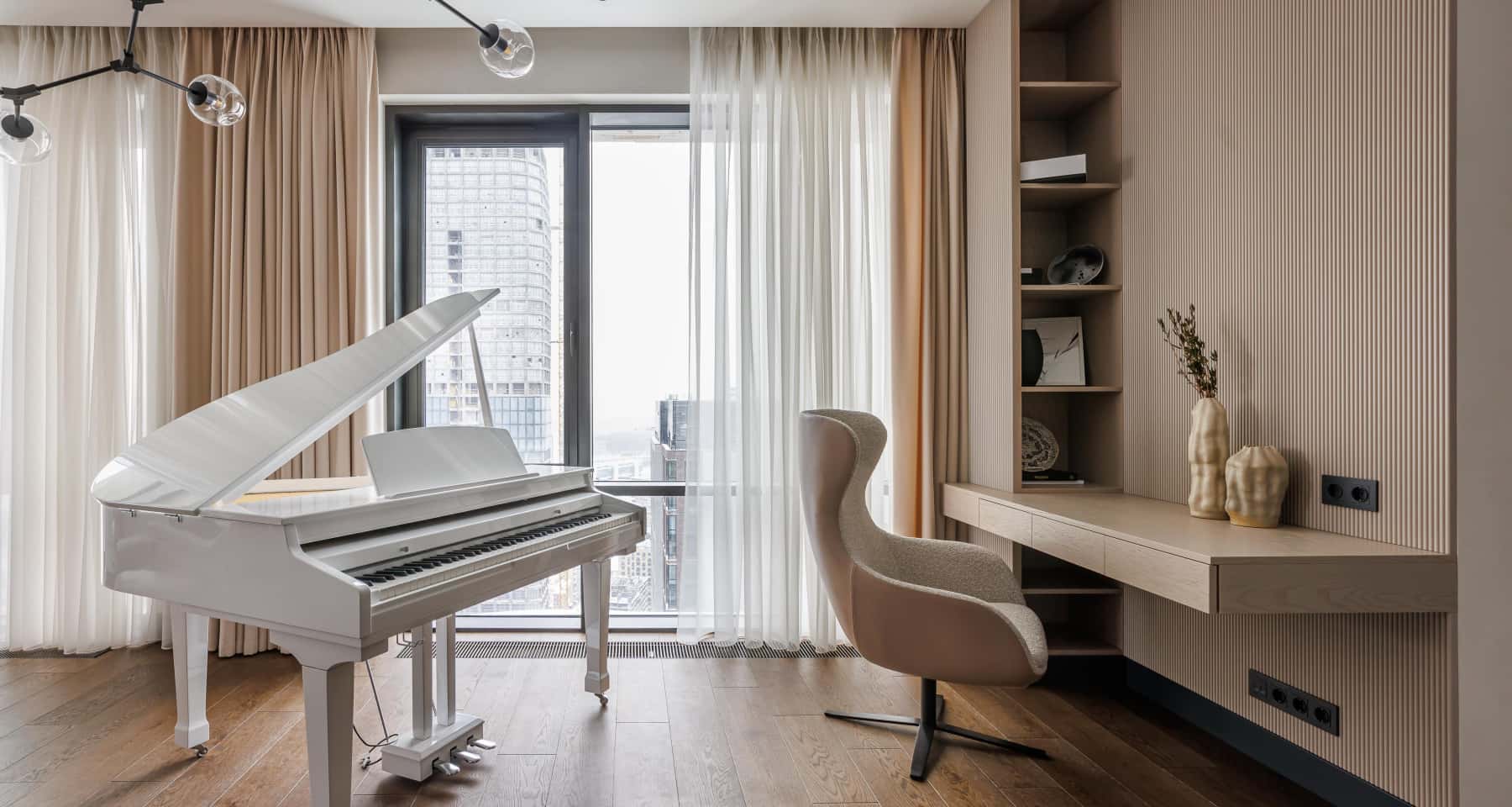 Рояль и рабочий стол в гостиной