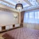Света комнате добавляет необычная люстра под потолком. Дизайн и ремонт в квартире в Мытищах — Простая геометрия. Фото 025