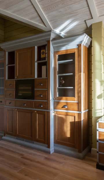 Яркий кабинет с деревянной мебелью