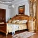 Светлый диван цвета тоффи в светлой комнате. Интерьеры в классическом стиле. Фото 01