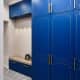 Просторный шкаф синего цвета с банкеткой в прихожей. Дизайн и ремонт таунхауса в ЖК «Парк Авеню» — Изысканный комфорт. Фото 04