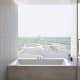 Ванная с белой ванной и большим окном. Интерьер в стиле минимализм. Фото 037