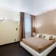 Спальня со стеной мятного цвета из кожи. Интерьер в стиле минимализм. Фото 028