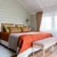 Крашеный брус в интерьере спальни. Дизайн и ремонт дома в ЖК «Мишино» — Яркий взгляд на вещи. Фото 056