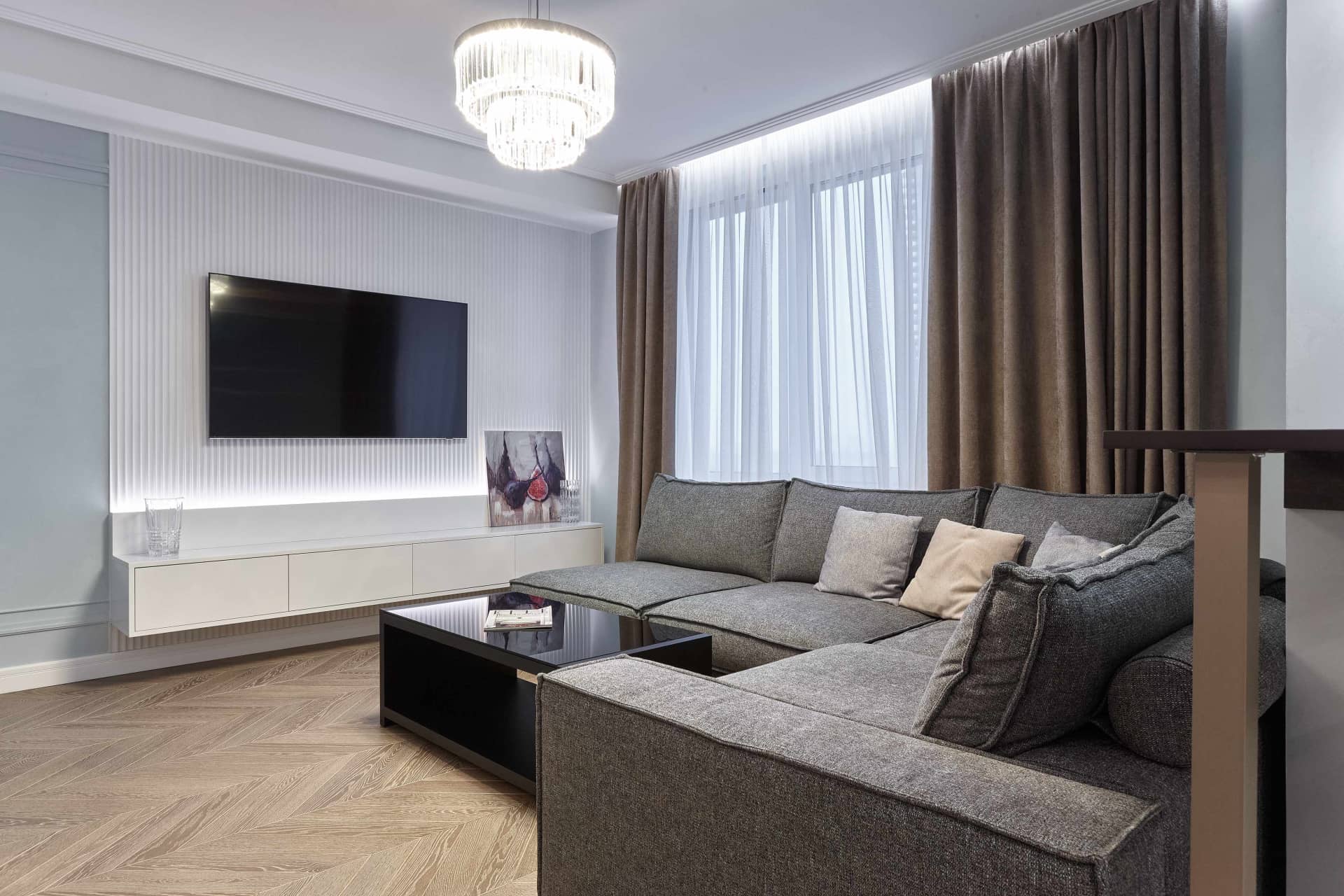 Оформление интерьера гостиной трехкомнатной квартиры в коричневый цвет в стиле современной классики. Фото № 68319.