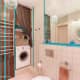 Бирюзовая квадратная мозаика обрамляет большое зеркало на стене в ванной. Дизайн и ремонт квартира у парка Бутово — Для молодой мамы. Фото 024