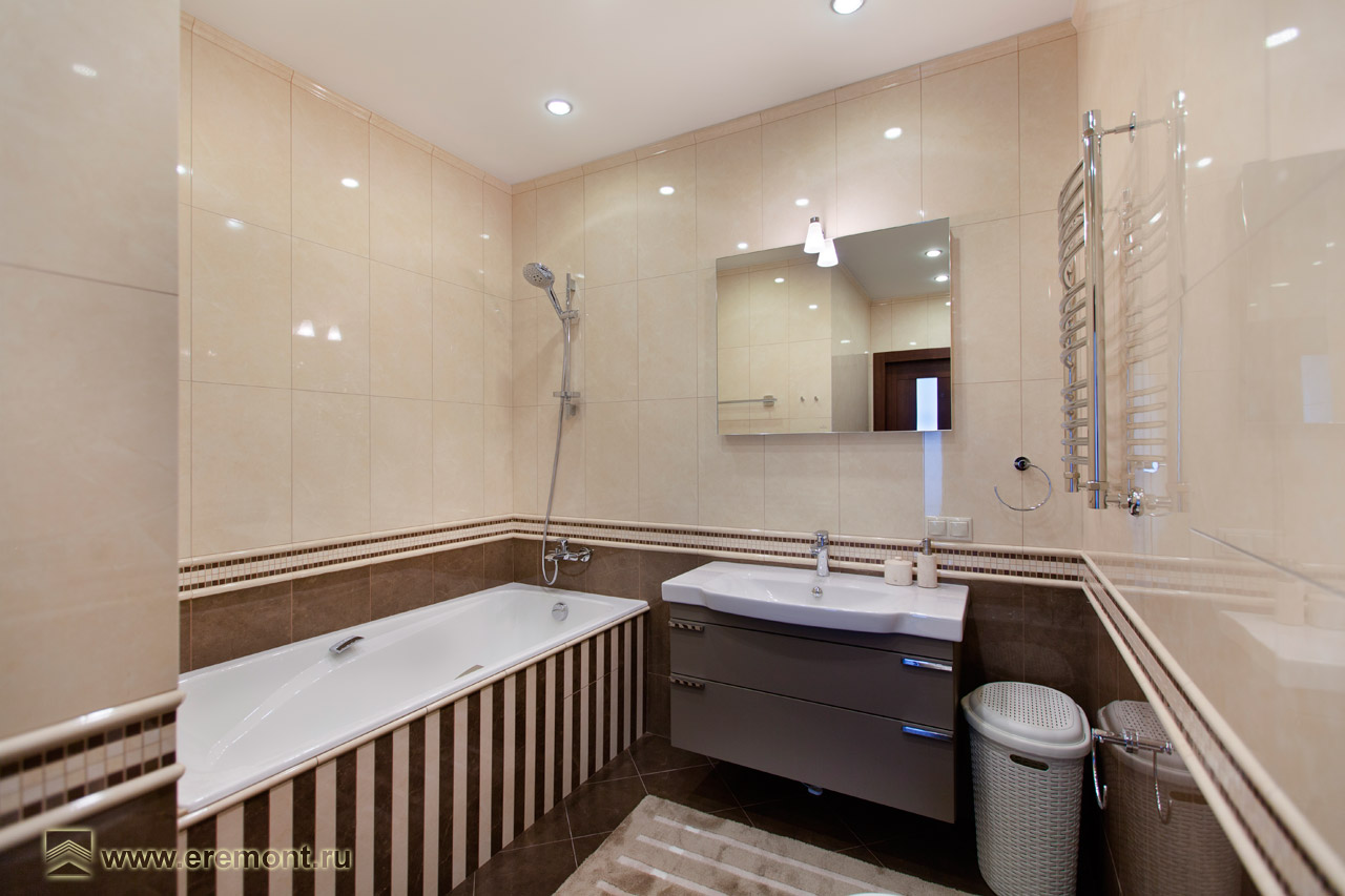 Полосатая стенка ванны создает эффект продолжения стены в помещении