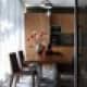Соединение каменного пола в кухне и серого ковра в гостиной. Дизайн и ремонт квартиры в ЖК «Barkli Park» — Витрувианская квартира. Фото 026
