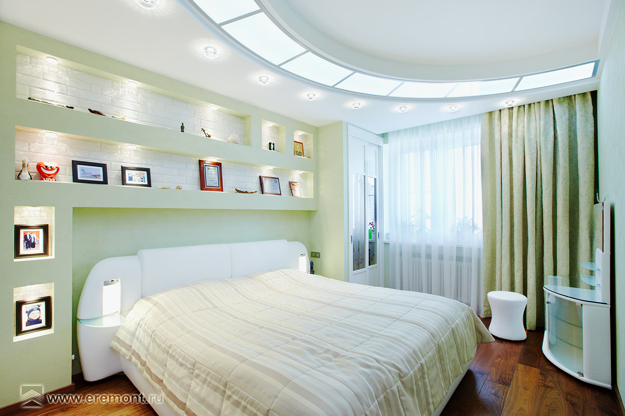 Кровать с белоснежным изголовьем из кожи и встроенными стеклянными полочками