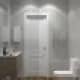 Зеркало в белой раме с упоминанием стиля лофт. Дизайн и ремонт дома в КП «Антоновка» — Загородный минимализм. Фото 058