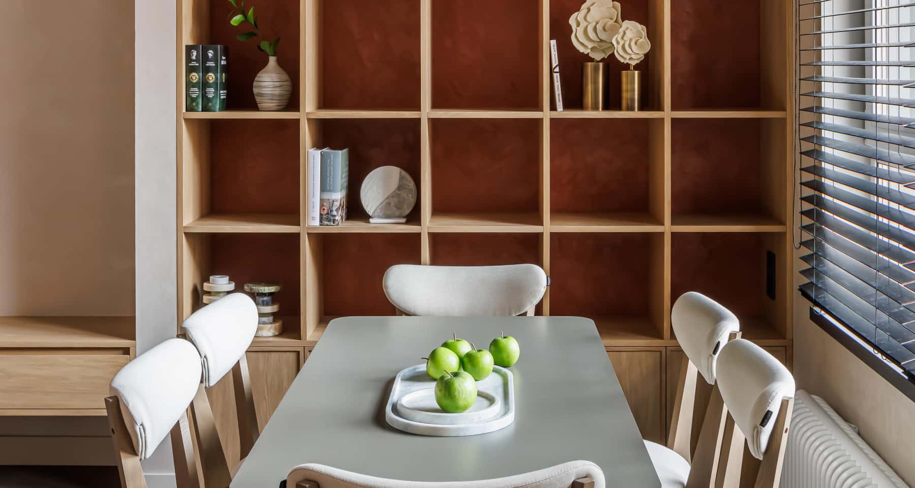 Сочетающиеся цвета в современной гостиной — оранжевый и бежевый Сочетающиеся цвета в современной гостиной — оранжевый и бежевый