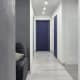Дверь матового, синего цвета для входа в ванную комнату. Дизайн и ремонт квартиры в ЖК «Доминион» — Аскетичный интерьер. Фото 03