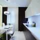 Темная ванная комната с плиткой цвета тоффи. Интерьер в стиле минимализм. Фото 016