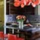 Подушки с вышивками в виде ярких красных цветов. Дизайн и ремонт квартиры в ЖК «Вилланж» — Элегантная квартира. Фото 02