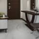 Белый пушистый коврик для современной ванной. Дизайн и ремонт квартиры в ЖК «Фили Град» — Воспоминания об Элладе. Фото 02