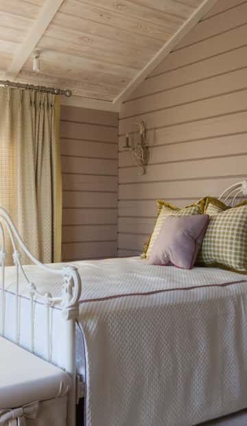 Нежный интерьер детской с кованой кроватью