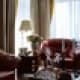 Белая тумбочка с классическими вставками. Дизайн и ремонт квартиры в ЖК «Лосиный остров» — Античное великолепие. Фото 016