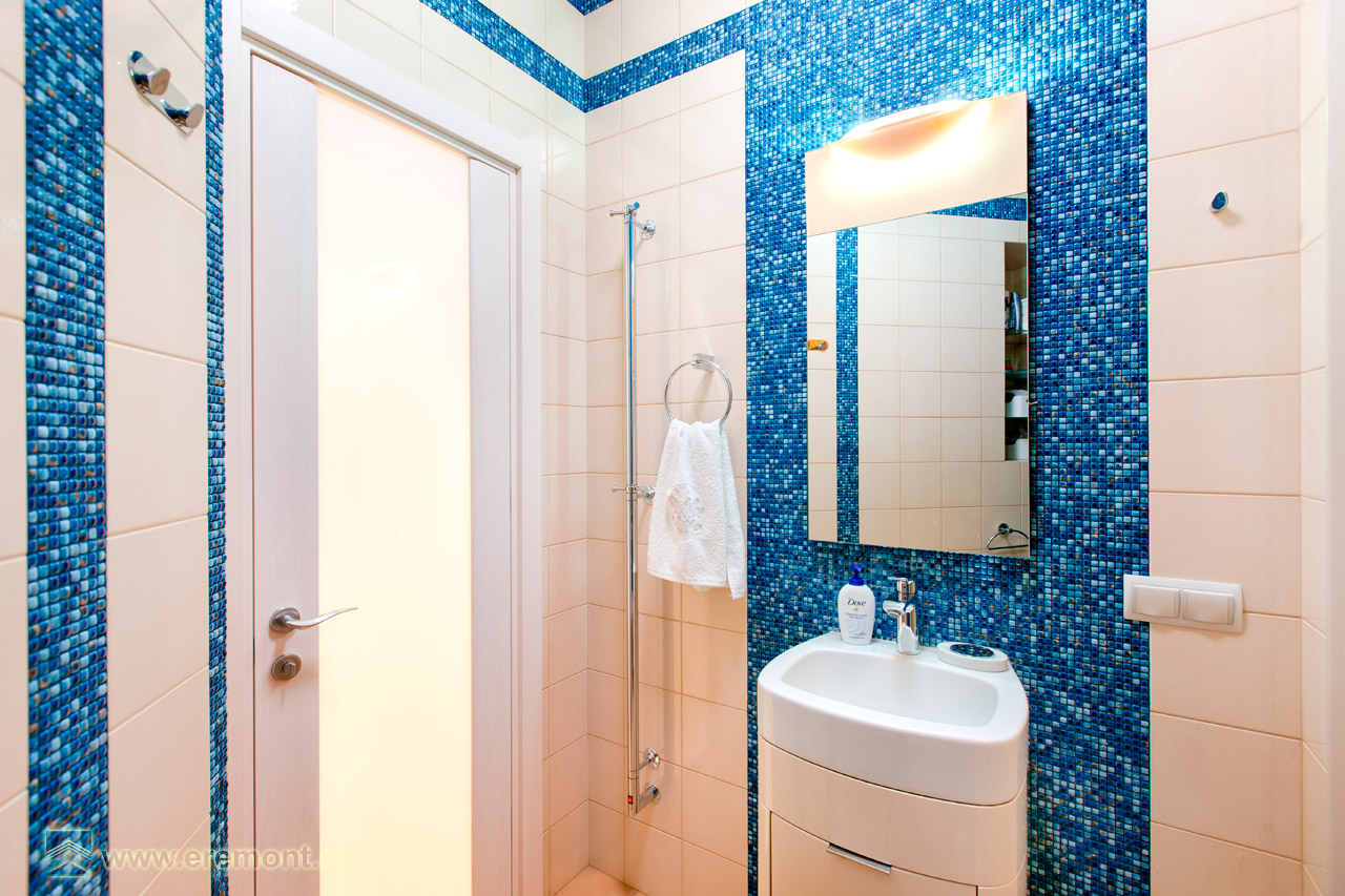 Бирюзовая мозаика отлично расставляет акценты на фоне кремовой плитки ванной комнаты