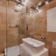 Большое зеркало в ванной комнате. Дизайн и ремонт квартиры в ЖК «Четыре солнца» — Элегантная простота. Фото 023
