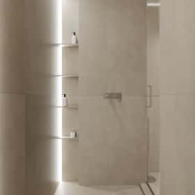 Сочный синий. Дизайн и ремонт квартиры 83м2 в ЖК Большая семерка в современном стиле. Мастер-санузел, фото 03