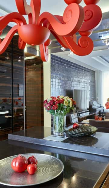 Яркие алые украшения для интерьера кухни