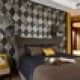 Кровать светлого оттенка шоколада с карамельными подушками. Дизайн и ремонт квартиры в ЖК «Wellton Park» — Алиса в стране чудес. Фото 034
