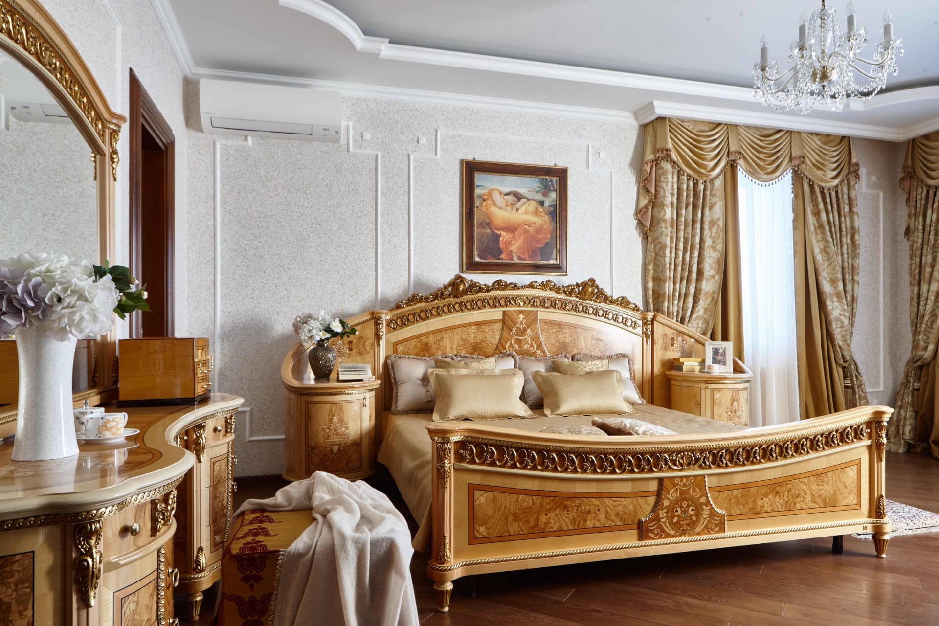 Большая кровать выполнена в классическом стиле