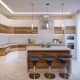 Кухня светлого цвета из дерева с глянцевыми поверхностями. Интерьер в стиле минимализм. Фото 020