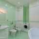 Необычное решение для плитки в ванной зеленых и белых оттенков. Дизайн и ремонт в квартире в ЖК «Миракс Парк» — Чудеса Классики. Фото 025