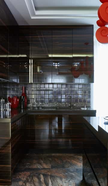 Стулья с квадратными рисунком тёмного серого цвета