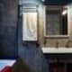Светлая ванная комната с квадратным зеркалом. Дизайн и ремонт квартиры в ЖК «Wellton Park» — Алиса в стране чудес. Фото 058