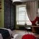 Подушки на диване яркого фиолетового цвета для контраста. Дизайн и ремонт квартиры в ЖК «Wellton Park» — Алиса в стране чудес. Фото 038