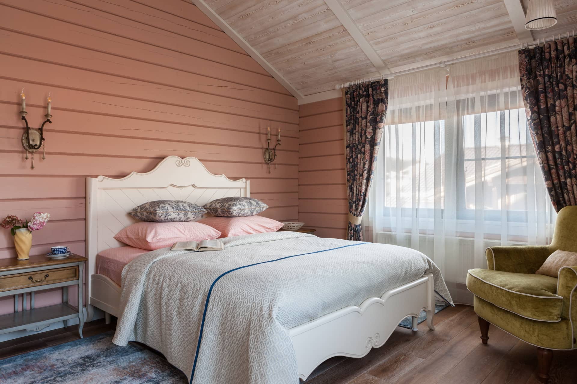 Нежный текстиль в спальне с розовыми стенами