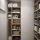 Сочетание белых стен и стеллажей из орехового дерева в гардеробной. Дизайн и ремонт квартиры в ЖК «Редсайд» — Смелые идеи. Фото 033