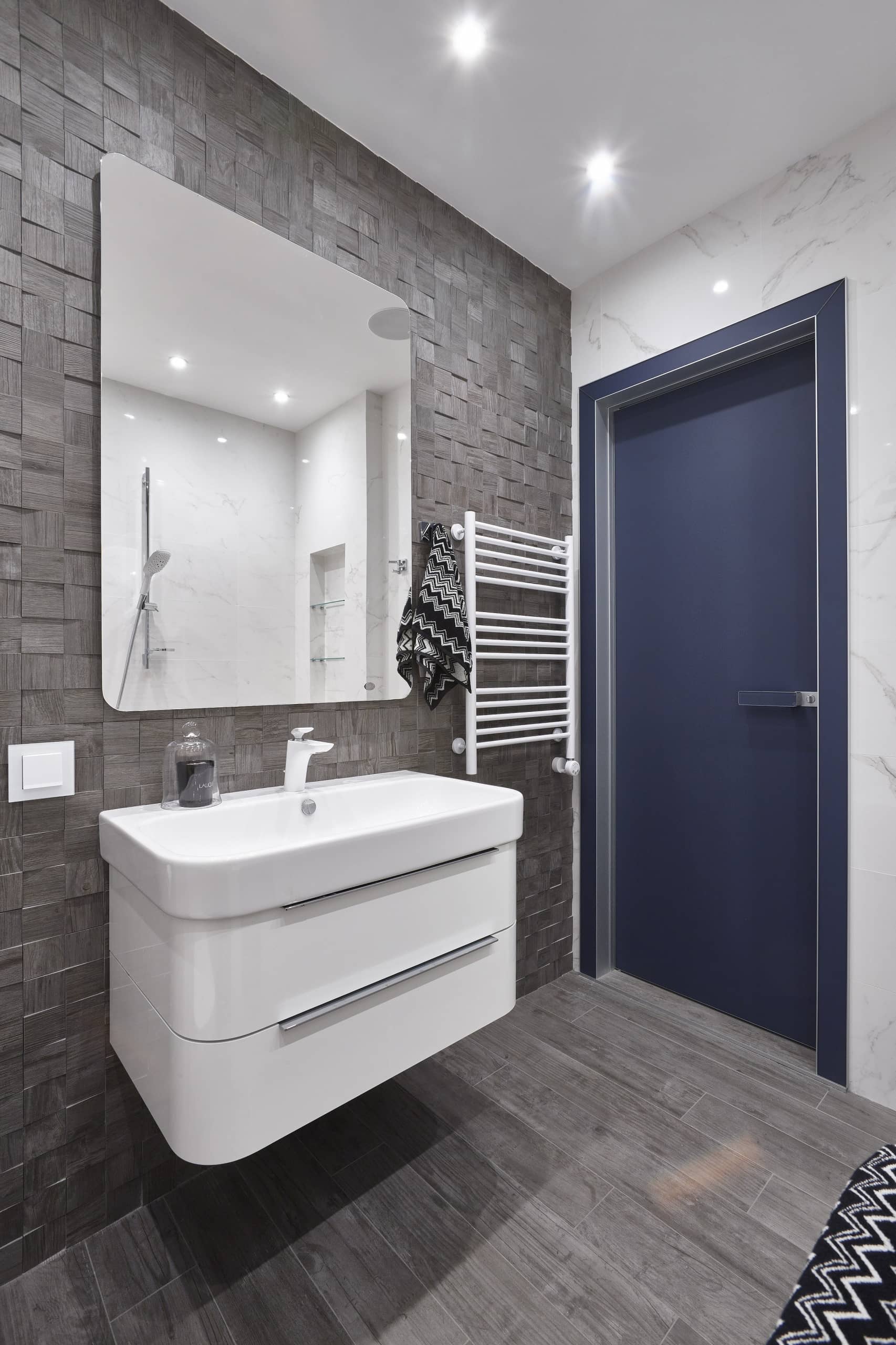 Дверь синего цвета для ванной в скандинавском стиле