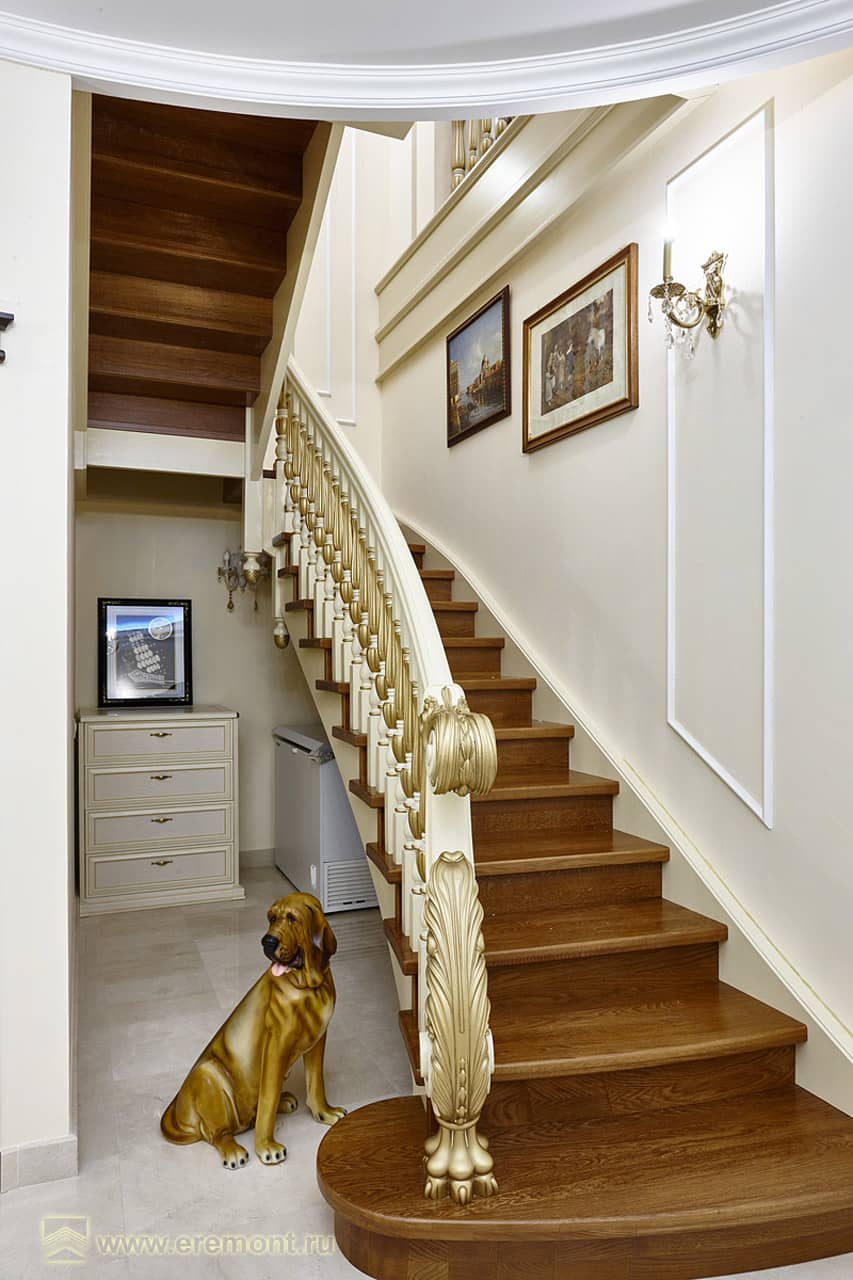 Лестница стиля барокко с золотыми вставками и резной росписью