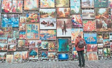 …А со стены глядела кошка