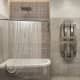 Плитка в ванной комнате имеет геометрический рисунок. Дизайн и ремонт квартиры в ЖК «RedSide» — Поэтичная классика. Фото 025