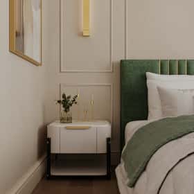 Фотографии спален. Современная роскошь. Дизайн и ремонт квартиры 111м2 ЖК Павелецкая сити в современном стиле. Спальня папы, фото 01.