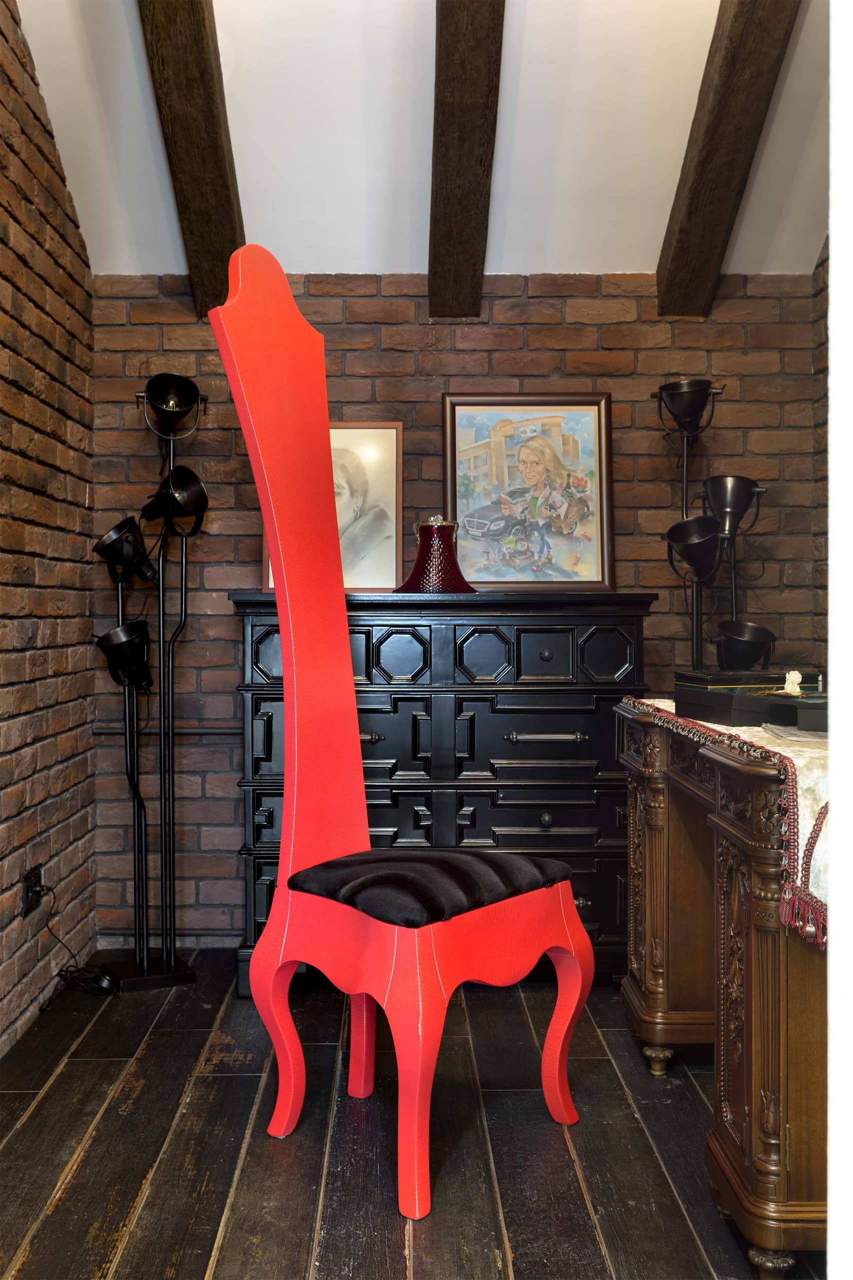 Необычное дизайнерское кресло красного цвета