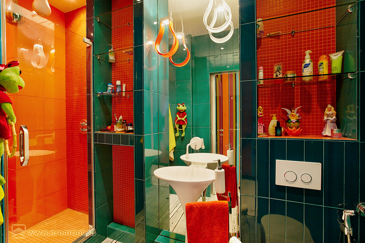Сочетание изумрудной, оранжевой и зеленой плитки в ванной комнате с мелкими деталями