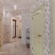 Дверь в цвет ванной комнаты отлично дополняет интерьер. Дизайн и ремонт в квартире в ЖК «Миракс Парк» — Чудеса Классики. Фото 05