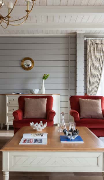 Красные бархатные кресла в интерьере гостиной