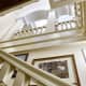 Лестница ведущая на второй этаж с резными перилами. Дизайн и ремонт коттеджа в Павлово — Домик бабушки. Фото 06