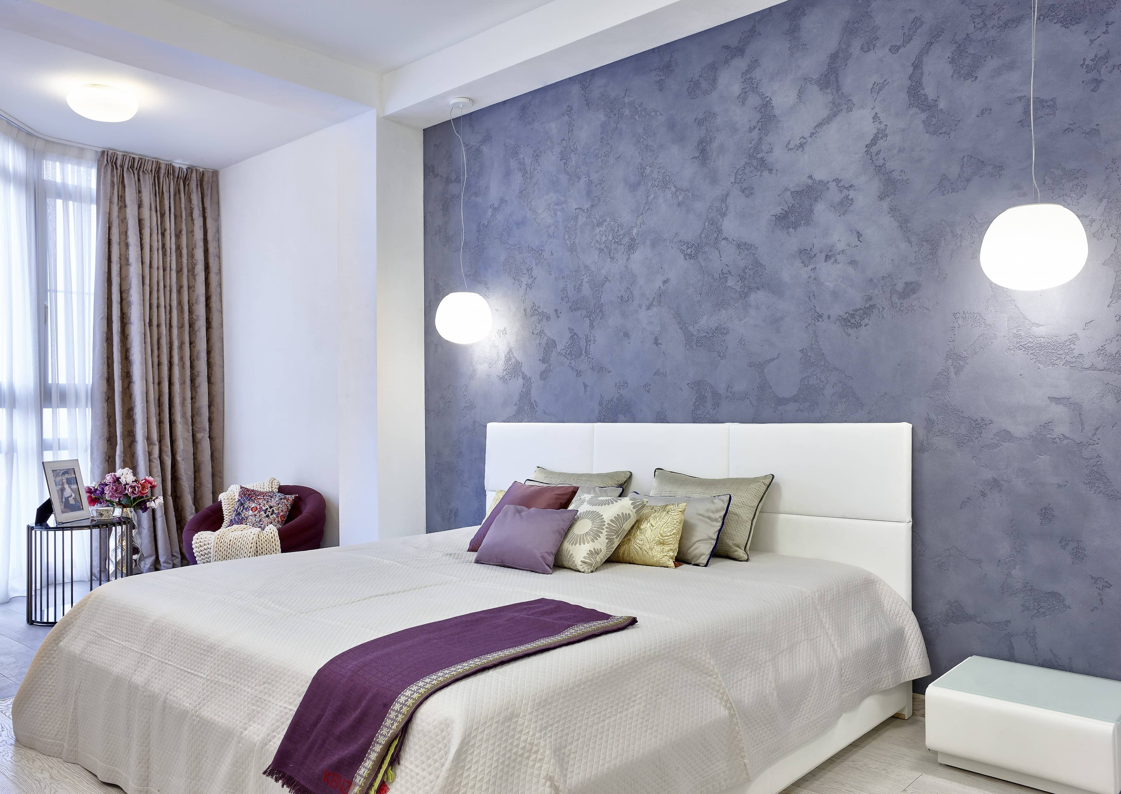 Современная спальня с деталями оттенков лилового и малинового цвета .