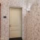Дверь в цвет ванной комнаты отлично дополняет интерьер. Дизайн и ремонт в квартире в ЖК «Миракс Парк» — Чудеса Классики. Фото 02