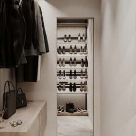 Тёплая гармония. Дизайн и ремонт квартиры 69м2 ЖК Большая семерка в современном стиле. Гардеробная, фото 02