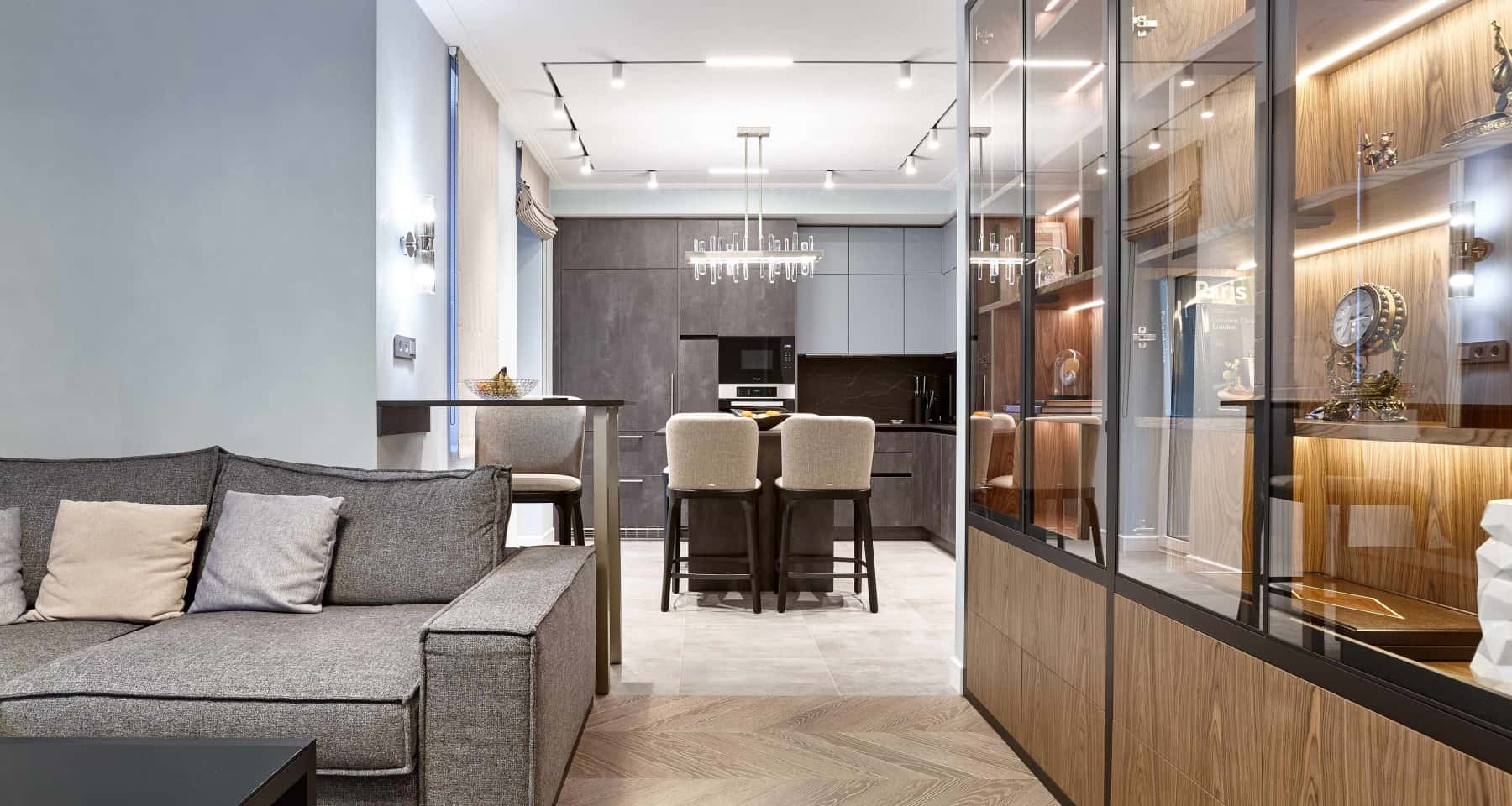 Интерьер коричнево-голубой гостиной